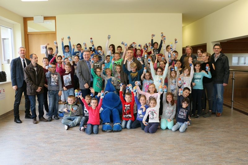 Tropfi zu Besuch im Kindergarten und der Volksschule in Pama