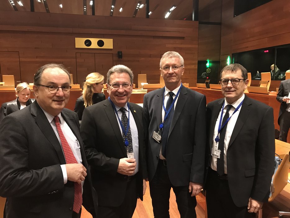 Dr. Christian Onz, Obmann Bgm. Ing. Gerhard Zapfl, Mag. Nikolaus Sauer und DI Dr. Helmut Herlicska stehen im Gerichtssaal des Europäischen Gerichtshof