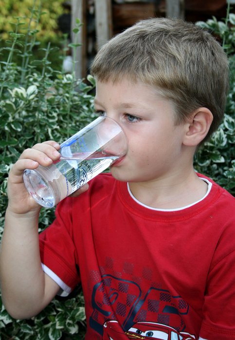 LEITUNGSWASSER IST GESUND - LASSEN SIE SICH NICHT VON UNSERIÖSEN WASSERKEILERN VERUNSICHERN!