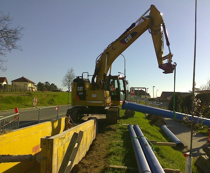 Bagger bei Aushubarbeiten für die Verlegung von neuen Wasserleitungen.